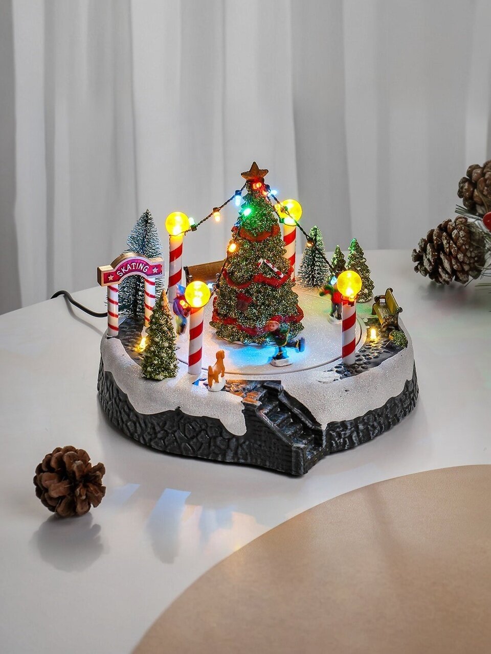 Фигурка декоративная полимер, Каток, 22х22х18.5 см, движение, музыка, свет, работа от USB или 3АА, Y4-9470