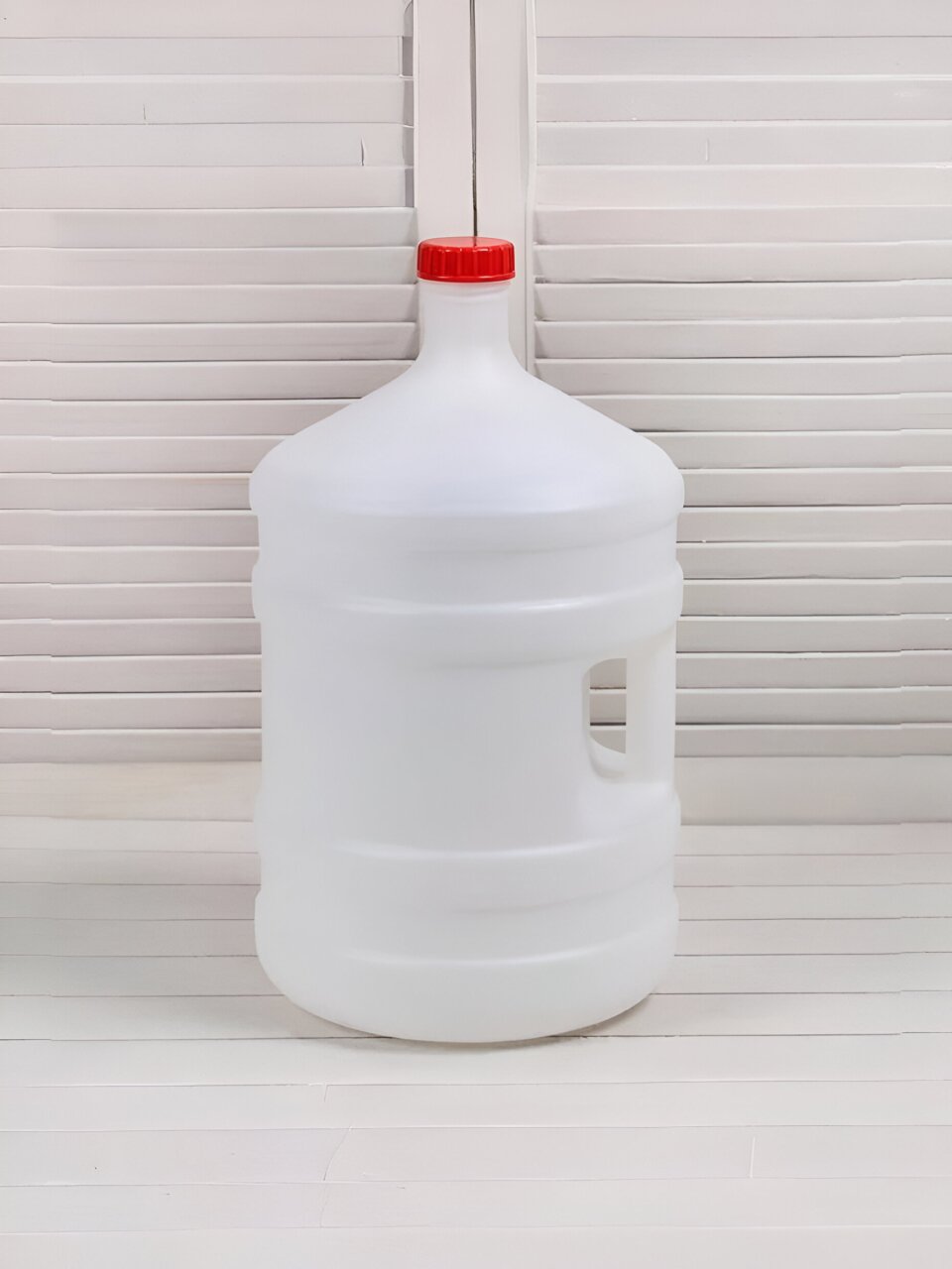 Канистра-бутыль пластик, 20 л, круглая, с ручкой, в ассортименте, М267, Альтернатива