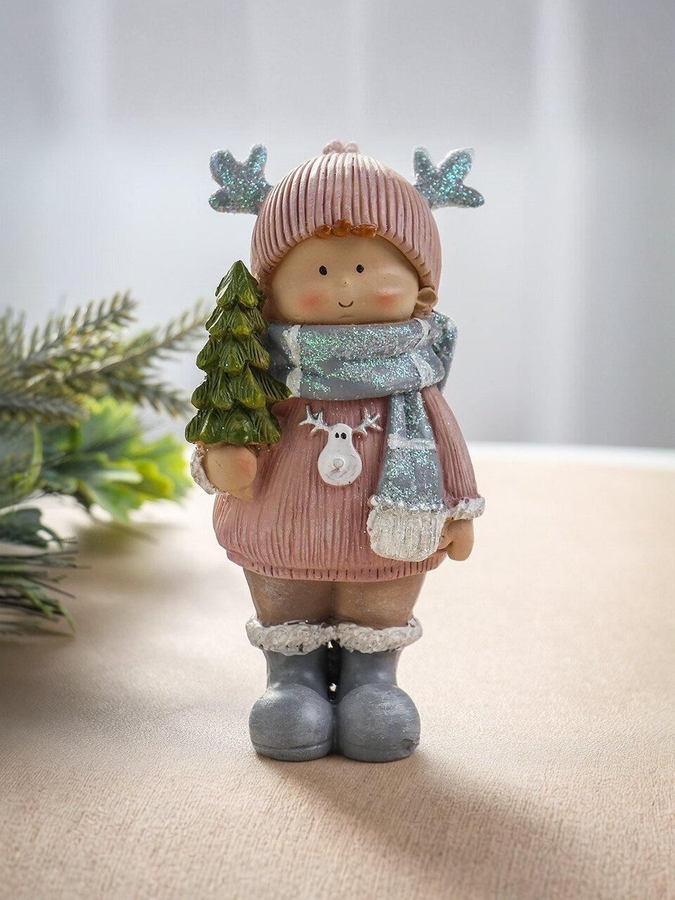 Фигурка декоративная полистоун, Девочка с ёлочкой, 8х4х14 см, A020231