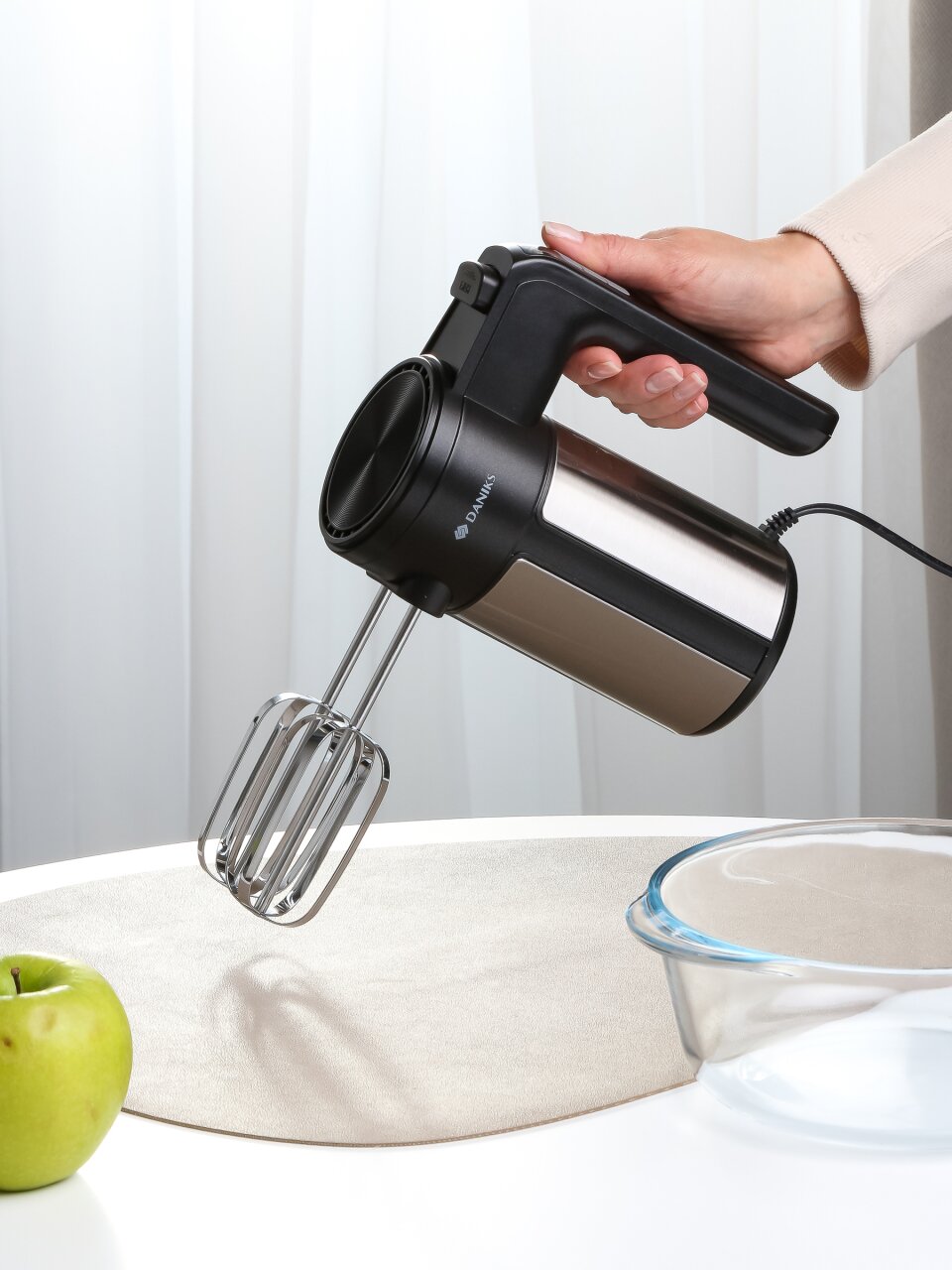 Миксер ручной, Daniks, CX-6682, 800 Вт, 6 скоростей, турбо режим, черный
