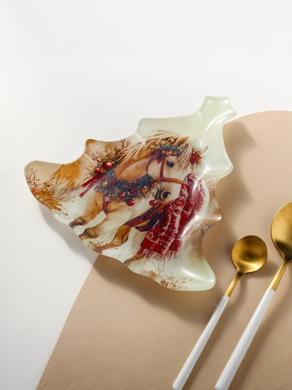 Блюдо стекло, 20.5х20.8 см, в форме елки, Символ года 2026 Лошадь, Daniks