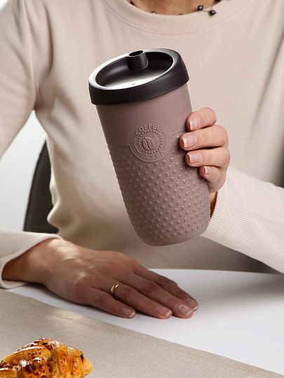 Стакан 550 мл, пластик, Бытпласт, Phibo, с рельефом, с декором, с крышкой, коричневый, 435294914