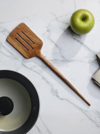 лопатка с прорезями