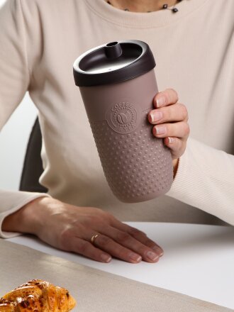 Стакан 550 мл, пластик, Бытпласт, Phibo, с рельефом, с декором, с крышкой, коричневый, 435294914