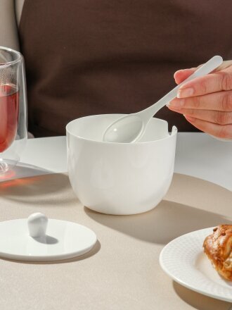 Сахарница 400 мл, пластик, с крышкой и ложкой, белая, Альтернатива, Джелли, М8295