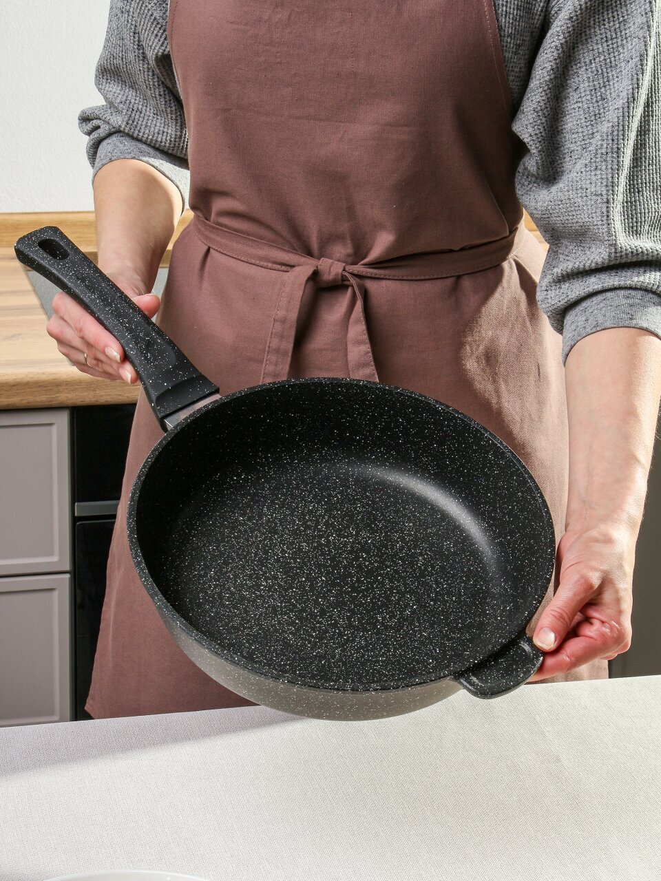 Сковорода литой алюминий, 28 см, антипригарное покрытие, Горница, Гранит Induction, пластиковая ручка, индукция, Ис2851аг