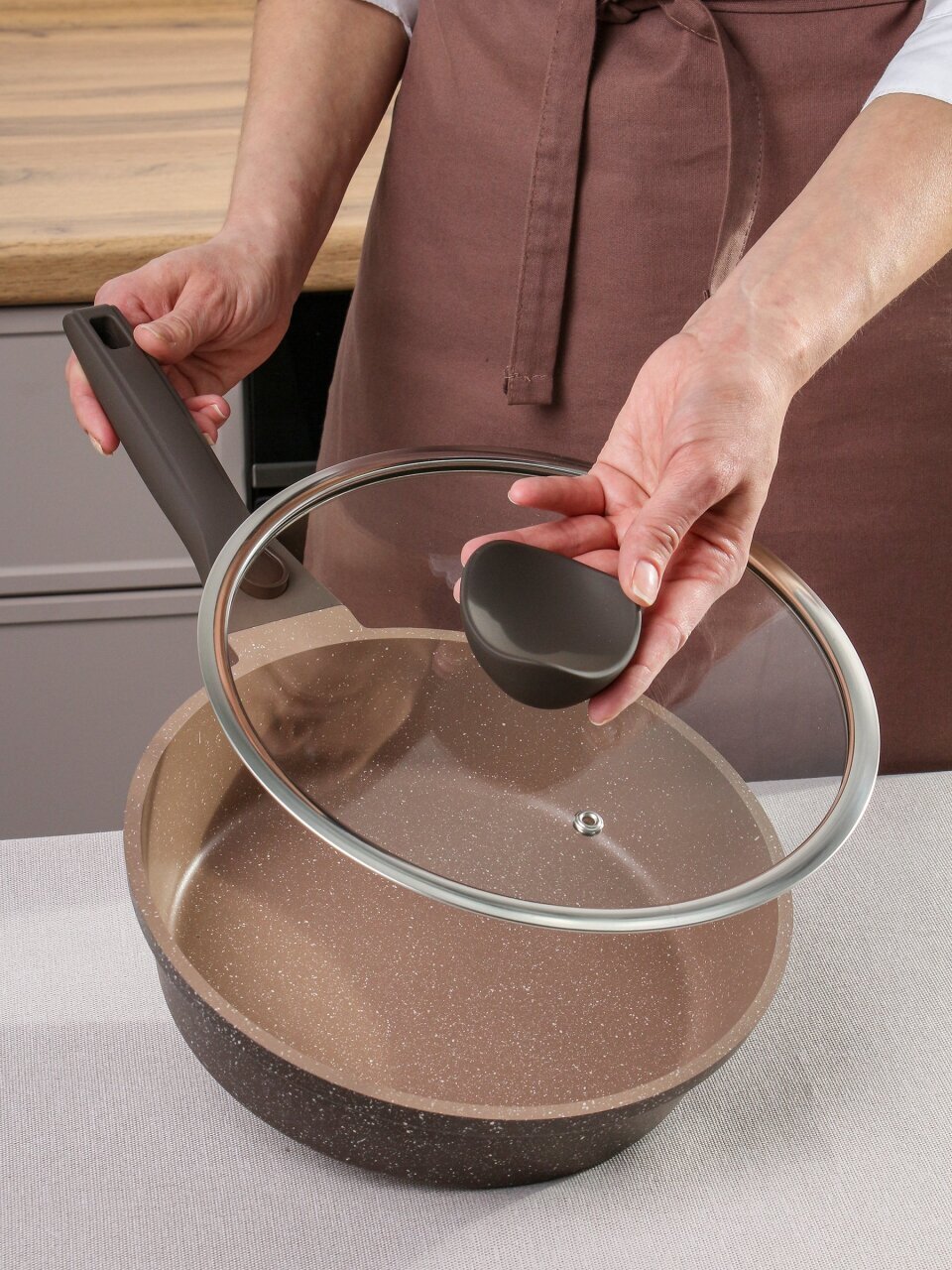 Сковорода литой алюминий, 24 см, антипригарное покрытие, Горница, Дуэт Шоколадный мусс, с крышкой, съемная ручка, индукция, Ис8244Дш