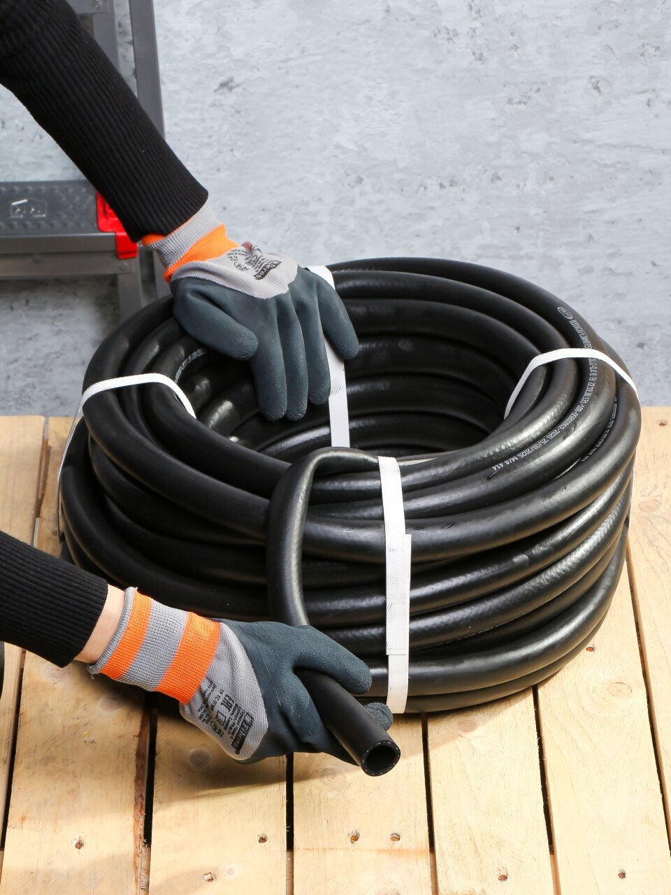 Шланг поливочный 3/4 '', внутренний d20 мм, 4 атм, армированный, 25 м, ВРТ, Волжский, резина, ВФ5170130