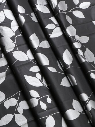 Лепестки на черном