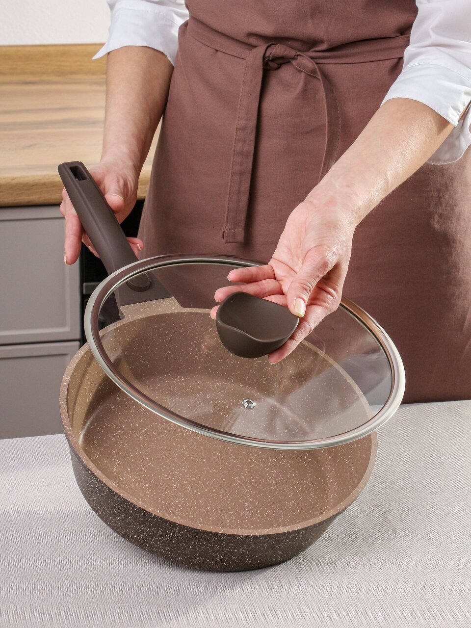 Сковорода литой алюминий, 28 см, антипригарное покрытие, Горница, Дуэт Шоколадный мусс, с крышкой, съемная ручка, индукция, Ис8284Дш