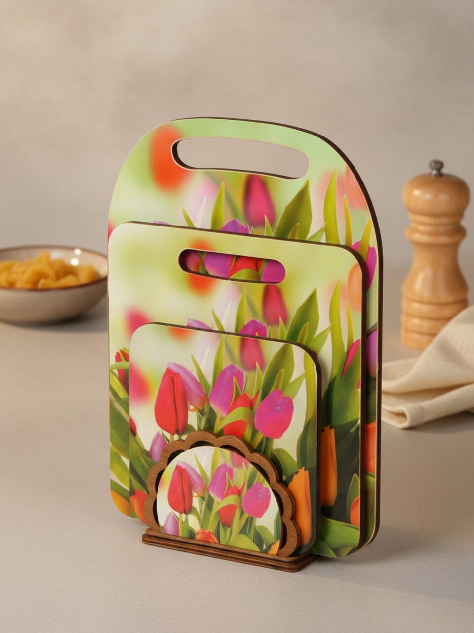 Набор кухонных принадлежностей 4 предмета, навеска, Тюльпаны, КМ-6, доска разд, доска мал, подставка под горячее, салфетница