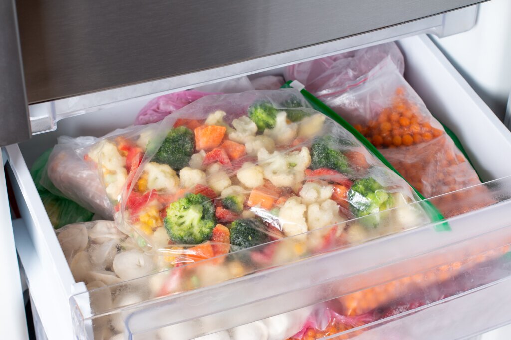 заморозка plastic-bags-with-different-frozen-vegetables-refrigerator-food-storage.jpg