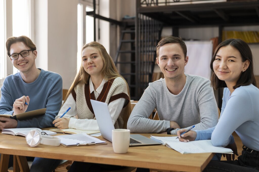 студенты molodye-studenty-ucatsa-vmeste-vo-vrema-gruppovogo-obucenia.jpg