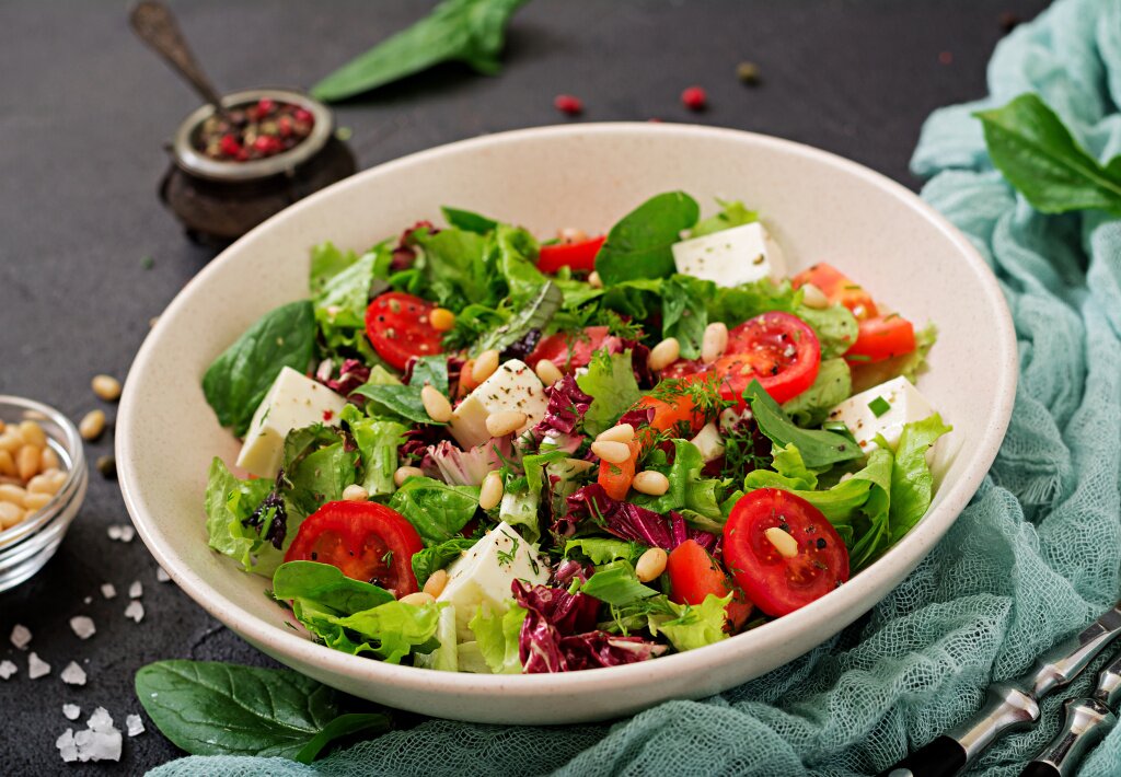 салат dietary-salad-with-tomatoes-feta-lettuce-spinach-pine-nuts.jpg