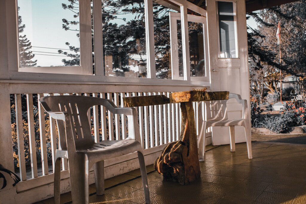 веранда chairs-tables-room.jpg