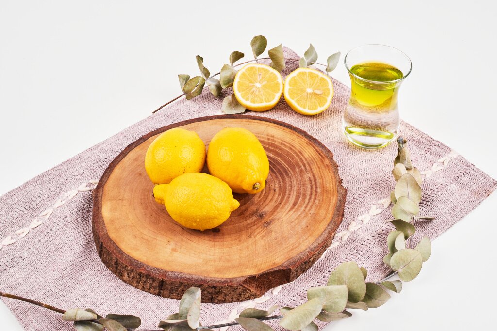 vid-sverhu-zelenogo-caa-s-limonami-na-koricnevoi-skaterti.jpg