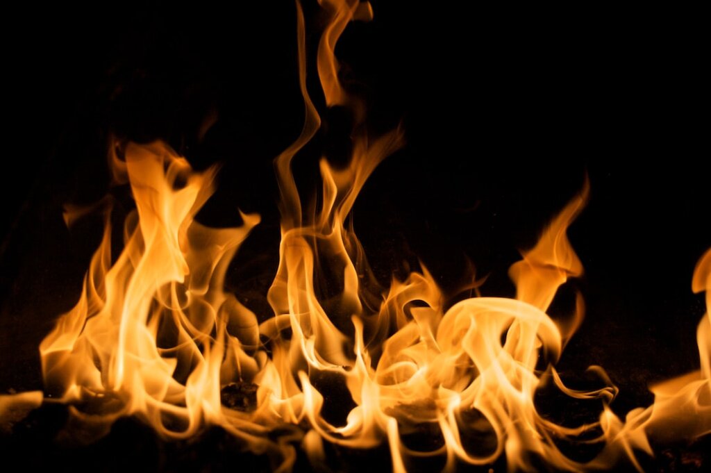 Что означает зажжение огня?