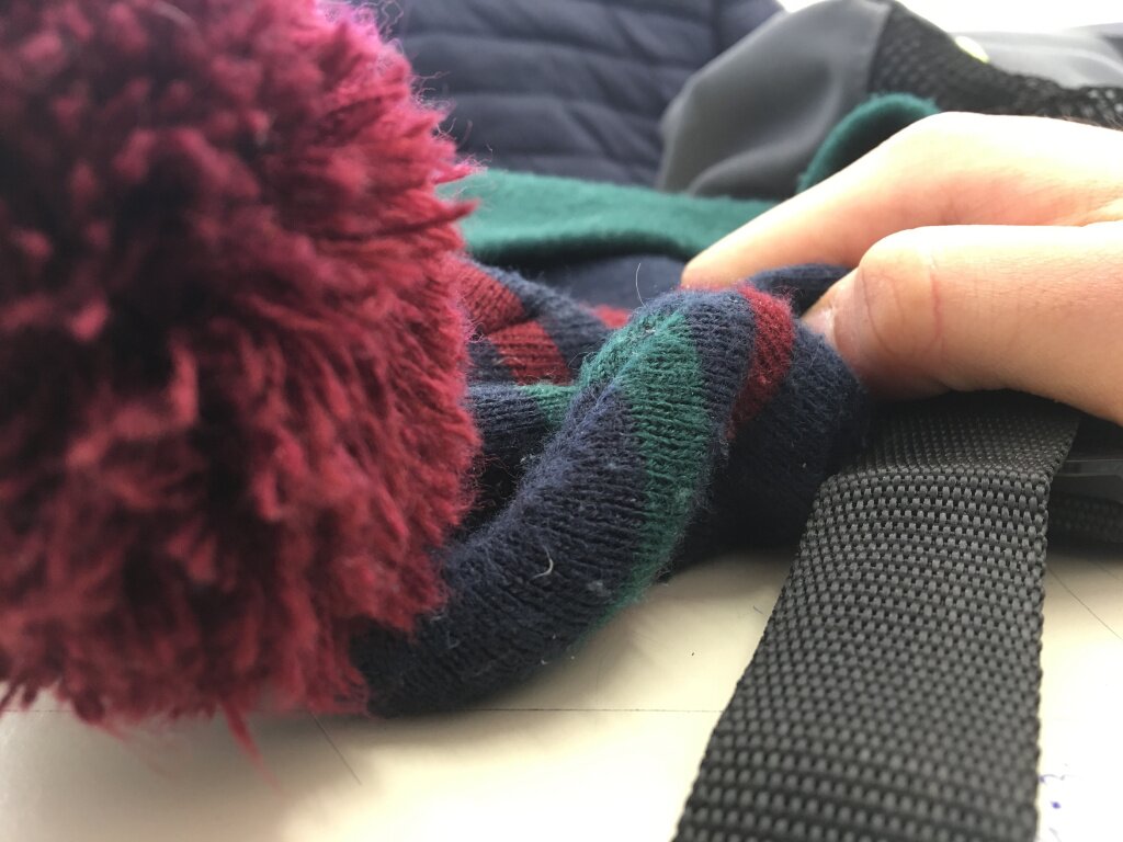 катышки cropped-hand-holding-knit-hat.jpg