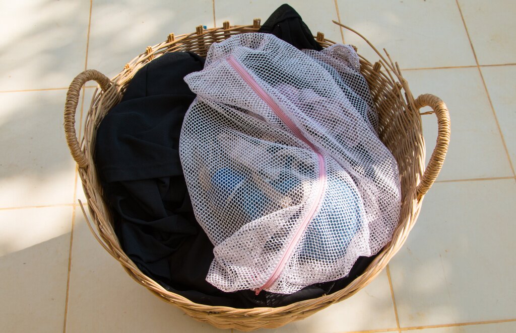 мешки для стикри close-up-clothes-wicker-basket-tiled-floor.jpg