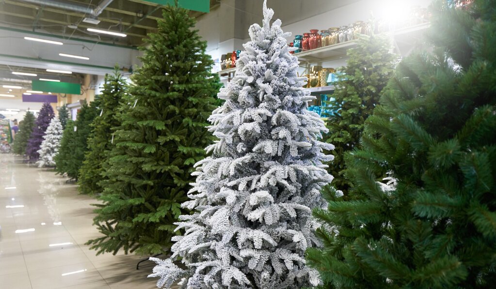 sale-many-artificial-christmas-trees.jpg