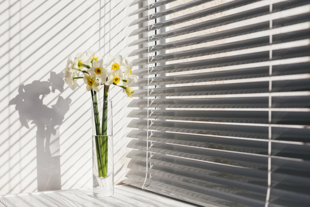 decorative-flowers-vase.jpg