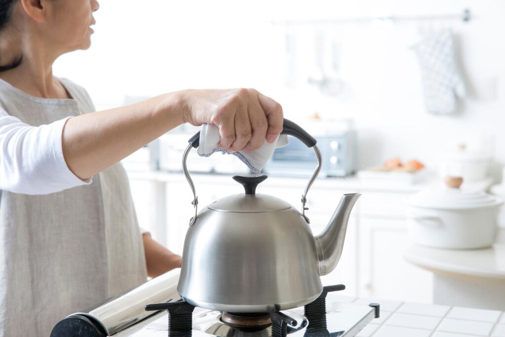 Как эффективно почистить чайник от накипи лимонной кислотой, уксусом или содой в домашних условиях?