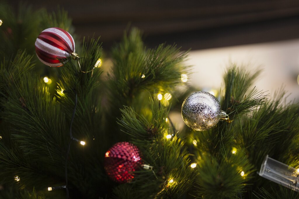 set-colorful-christmas-balls.jpg