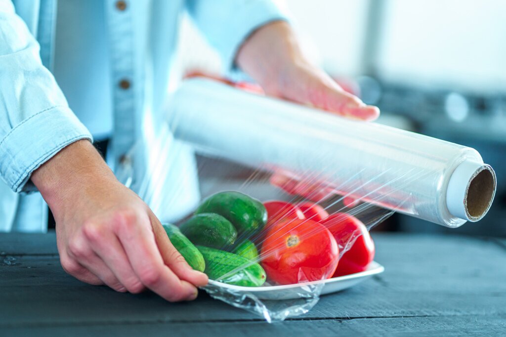 using-food-film-food-storage-fridge.jpg