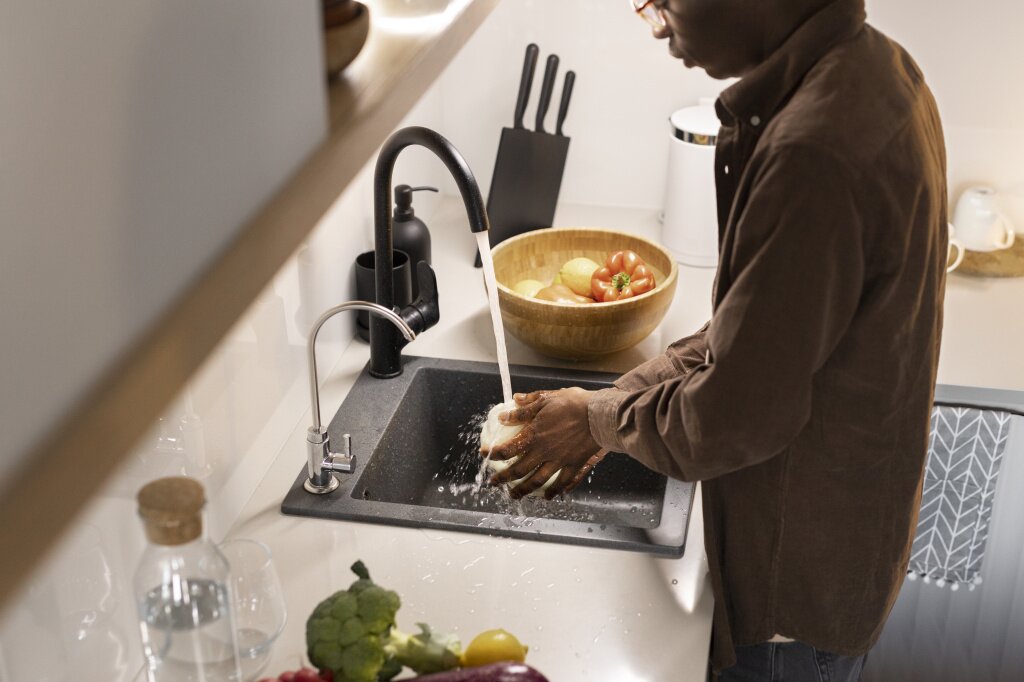 мойка side-view-man-washing-vegetables.jpg