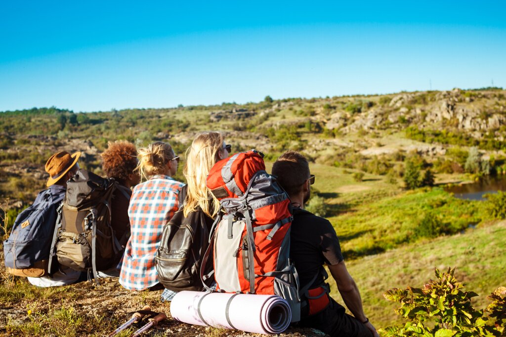поход young-friends-travelers-sitting-rock-canyon-enjoying-view.jpg