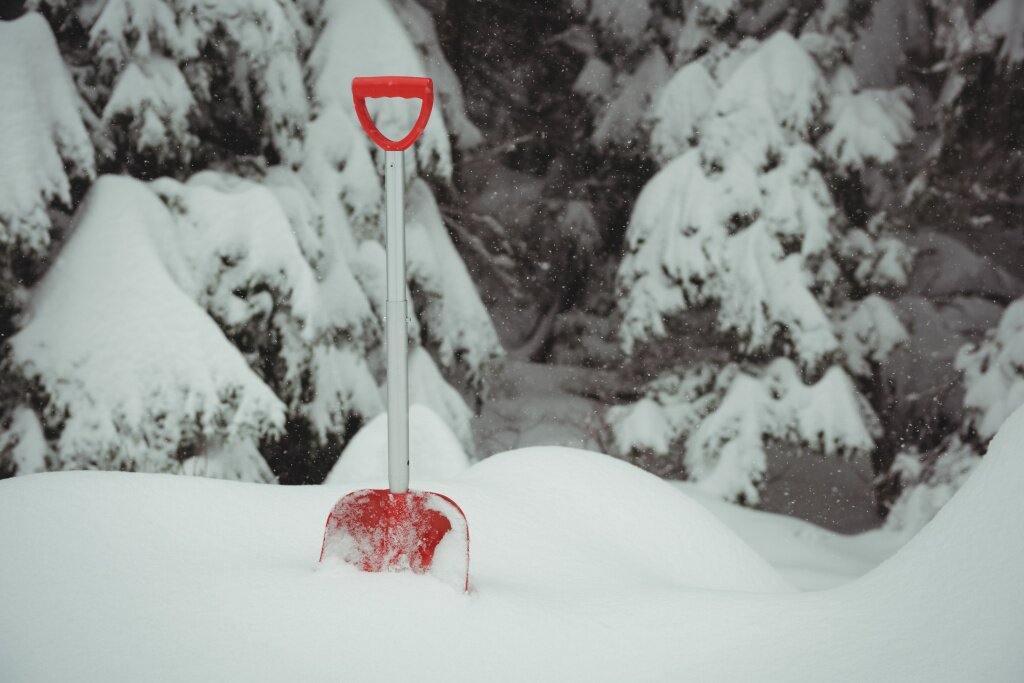 shovel-snowy-landscape.jpg shovel-snowy-landscape.jpg