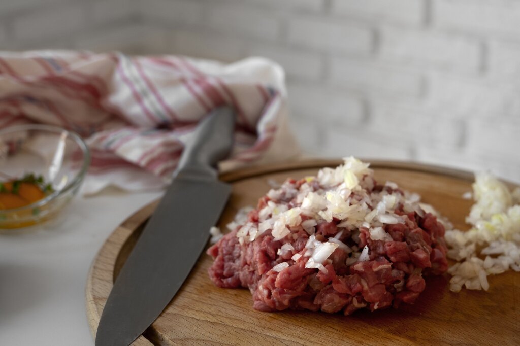 tartar-iz-steika-s-govadinoi-i-drugimi-ingredientami.jpg