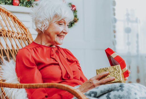 Что подарить бабушке на День Рождения 🎁 + идей подарков для бабушки 60, 70, 80 лет