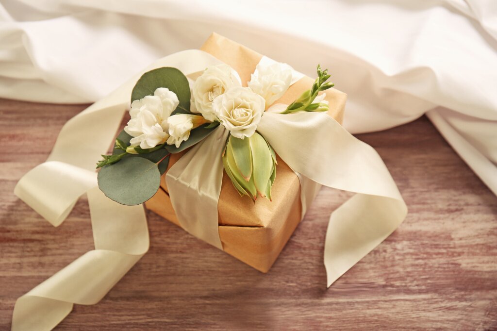 подарок handcrafted-gift-box-with-flowers-wooden-table.jpg