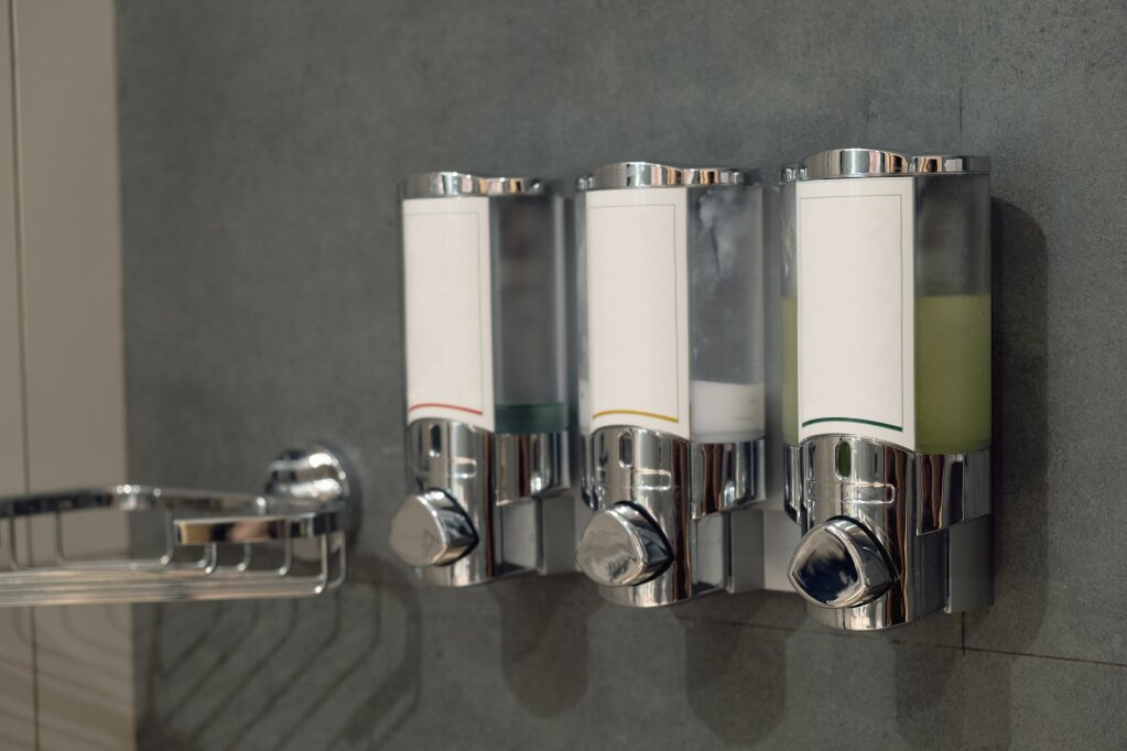 дозаторы three-dispensers-cosmetics-bathroom-hotel-room-interior-details-chain-hotel-taking-care-hotel-guests.jpg