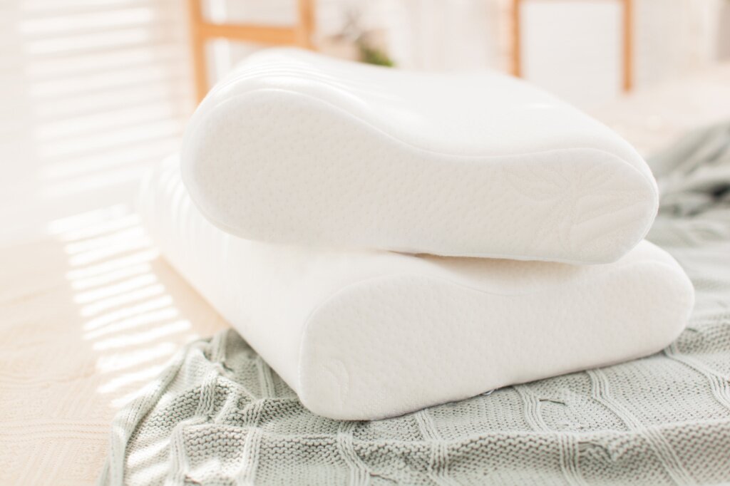 подушка beautiful-interior-photographs-modern-bedroom-comfortable-pillows-orthopedic.jpg