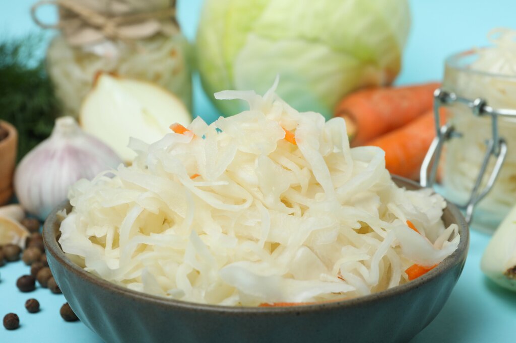 svezaa-kvasenaa-kapusta-i-ingredienty-na-sinem.jpg