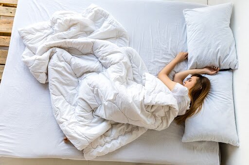 Почему ребенок не спит под одеялом?