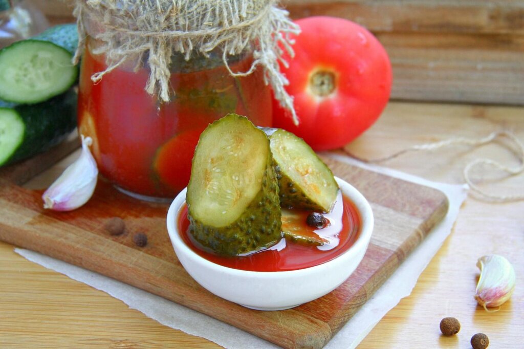 Рецепт огурцов в томатном соке