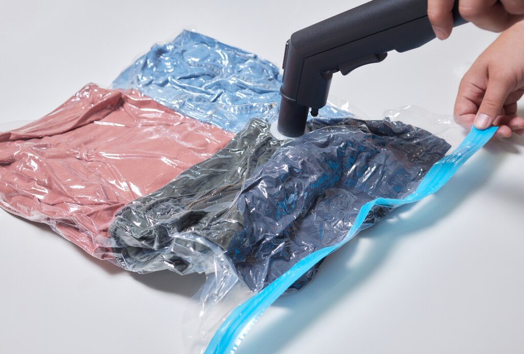 space-saver-saving-seal-bag-sucking-air-vacuum-clothing-storage-compressed-package.jpg