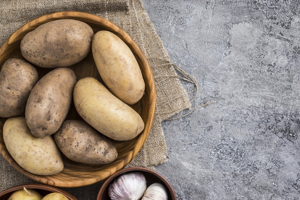 wooden-bowl-with-potatoes.jpg