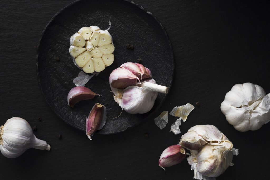organic-garlic-bulbs-top-view.jpg