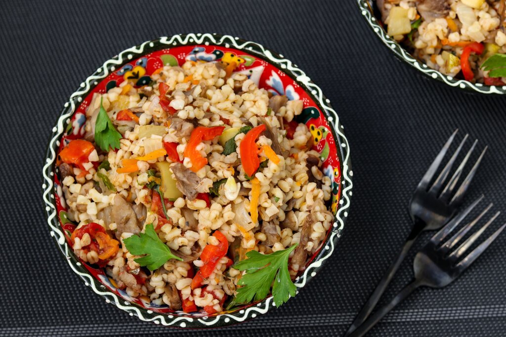 bulgur-s-gribami-i-ovosami-v-miske.jpg
