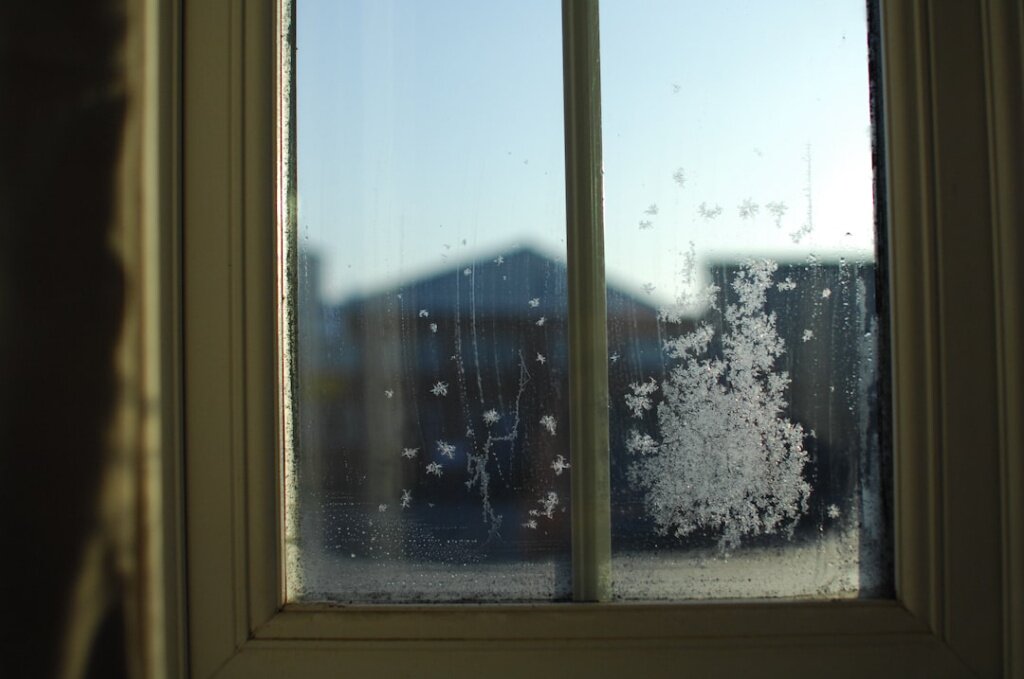 Как утеплить пластиковые окна на зиму если продувает? 🔥