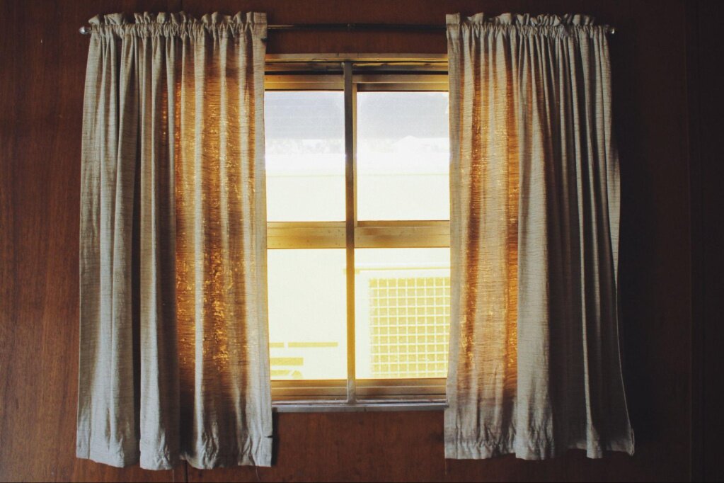 Окна без штор: 7 красивых и модных альтернатив классическим портьерам