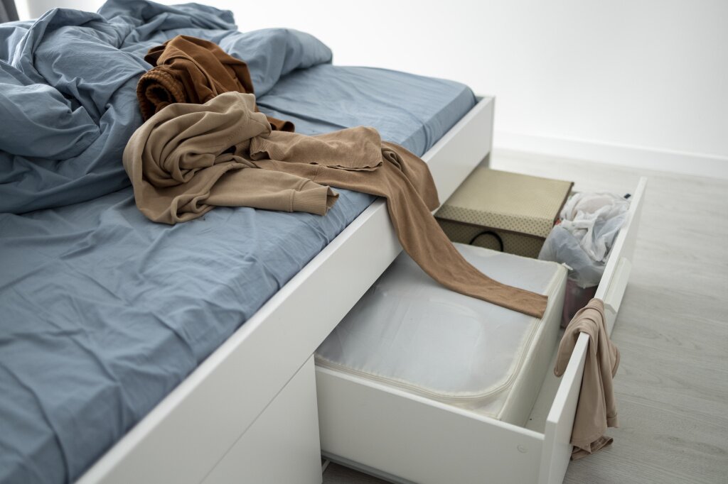хранение high-angle-messy-clothes-bed.jpg