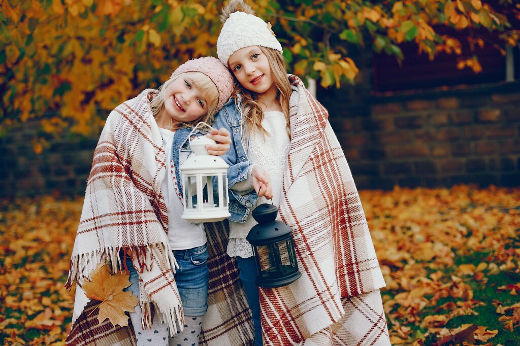 cute-little-girl-autumn-park.jpg