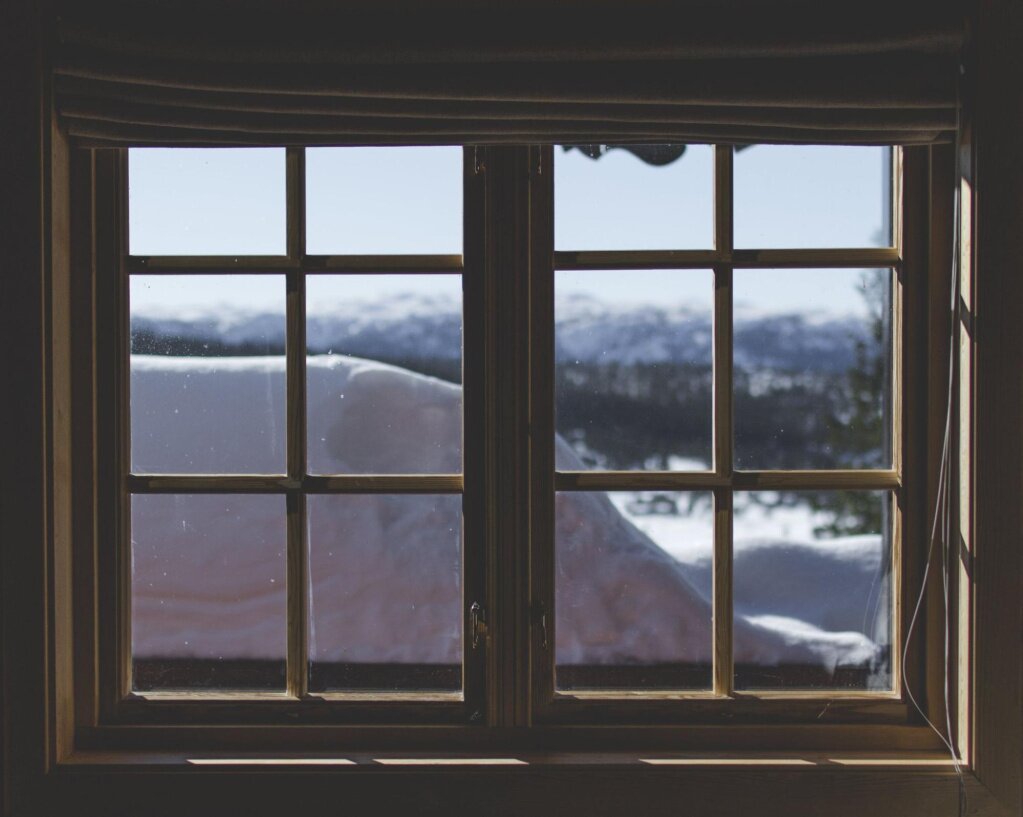 Чем и как заклеить окна на зиму: 10 способов утеплить окна, чтобы зимой не дуло — ВыИскали
