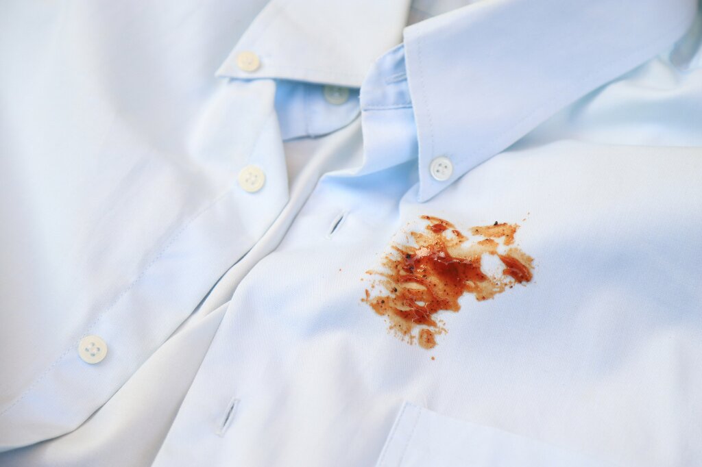 пятно dirty-barbeque-sauce-stain-cloth-from-daily-life-activity-cleaning-concept-housework.jpg