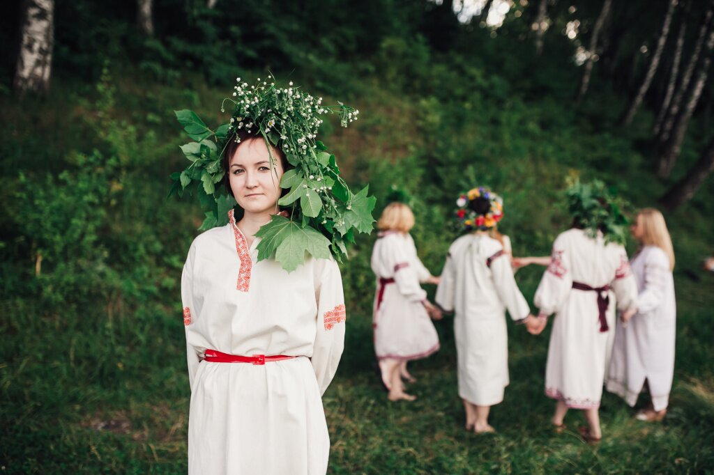 ucranian-traditional-girls-nature-with-leaf-wreath.jpg